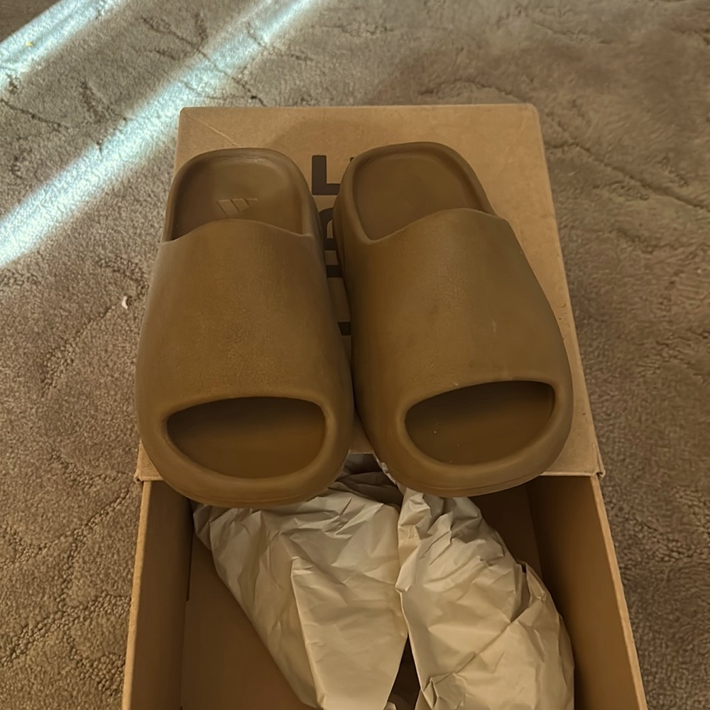 yezzy slides 11c great condition authentic